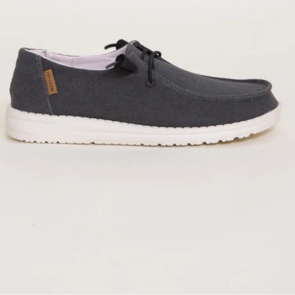 Hey Dude Wendy Slipon Loafers Sz 8 women
Color: chambray off black EUC